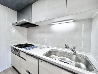 【キッチン】 | ソフィア泉ヶ丘パークヴェール | 食器洗乾燥機付きで家族の食器もピカピカ。後片付けもラクラクこなせて、日々の生活には欠かせない便利設備。環境にもママの手にも優しいのがうれしいですね。