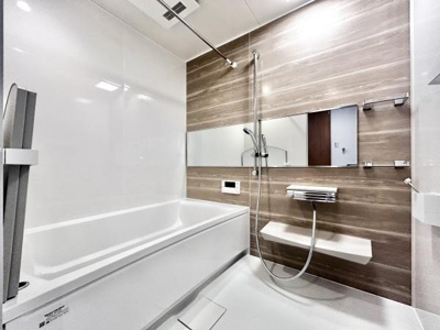 【浴室】 | ソフィア泉ヶ丘パークヴェール | 限られた空間を広く見せるワイドミラーを採用したバスルーム。アクセントパネルで落ち着きのある雰囲気を演出♪