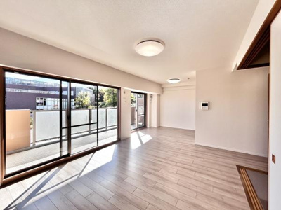 【居間・リビング】 | ソフィア泉ヶ丘パークヴェール | 室内にいても、たっぷりの陽光と爽やかな風を感じて頂けます！
ご家族と穏やかに過ごす、心地の良い時間が流れます。