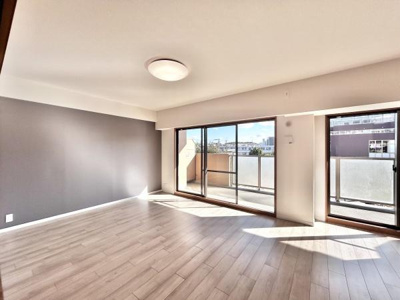 【居間・リビング】 | ソフィア泉ヶ丘パークヴェール | ここにはみんなが集い、食事と楽しい会話が始まる。話に夢中になりすぎて、ついつい時を忘れてしまう。そんな束の間の幸せを感じさせてくれる場所。