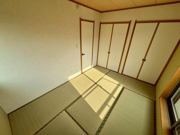 【和室】 | 畳の香りが広がる落ち着いた雰囲気の和室です。押入れ収納も豊富で使いやすさが魅力です。日差しがしっかりと入る窓が設けられており明るい空間になっています。シンプルながらも居心地の良いお部屋です。