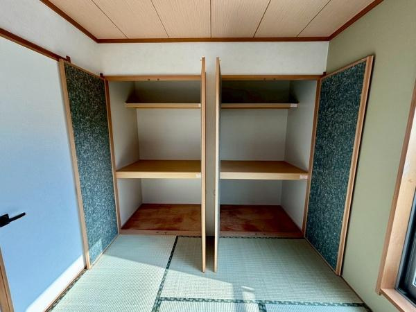【収納】 | 和室に設けられた広い収納スペースです。扉付きで中身が見えにくく整理整頓しやすい造りになっています。上下に棚があり用途に合わせて活用できます。畳と相性の良い内装で空間に統一感があります。