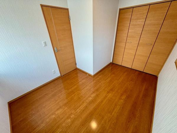【洋室】 | フローリングが明るく室内がすっきりとした印象です。壁や建具と調和したカラーリングが落ち着いた雰囲気を演出しています。収納も備わっており使いやすさが感じられます。