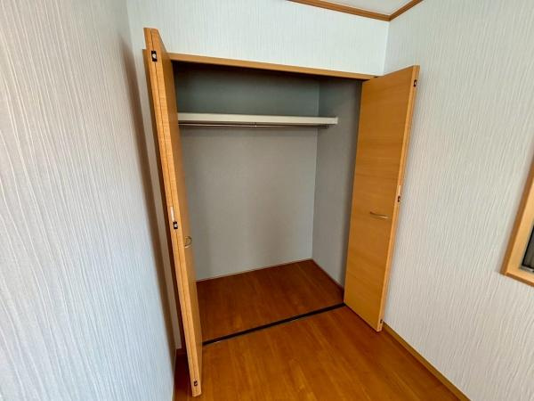 【収納】 | 開口部が広く物の出し入れがしやすい収納スペースです。ハンガーポール付きで洋服の整理にも便利です。扉を閉めればお部屋がすっきりとした印象になります。収納内部も奥行きがあり使い勝手の良い設計です。