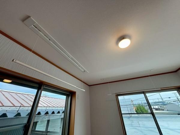 【その他】 | 室内には天井に取り付けられた物干しバーが2本あり洗濯物を干すのに便利です。大きな窓からはたっぷりと光が差し込み明るい印象の空間が広がります。窓の外にはバルコニーが見え換気や採光にも配慮されています。