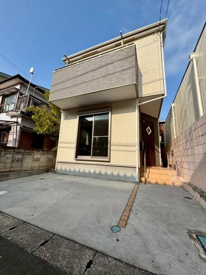 【外観】 | シンプルで現代的な外観が特徴の一戸建てです。バルコニー部分がアクセントとなり明るい印象を与えます。前面スペースが広々としていてさまざまな用途に活用できます。周囲の環境とも調和したデザインです。