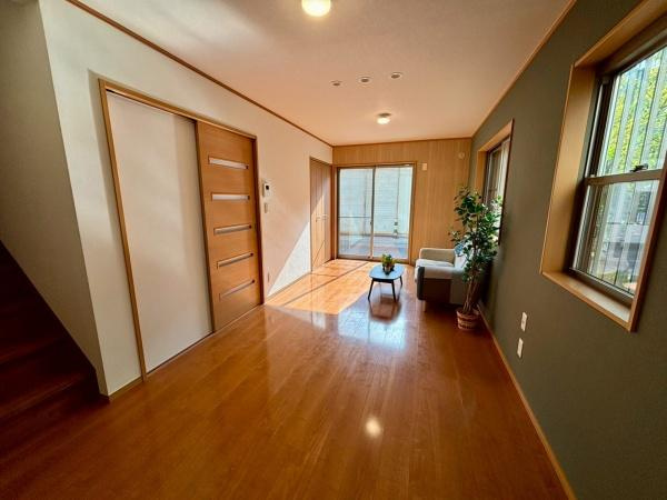 【間取り】 | 大きな窓から日差しが差し込む明るい間取りです。室内はゆとりがあり快適に過ごせます。木目を生かした落ち着いた内装が特徴です。スッキリとしたレイアウトで使いやすい空間です。