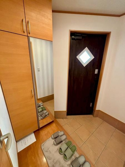 【玄関】 | 玄関には大きな収納スペースがあり使いやすさに配慮されています。シューズボックスのミラーはお出かけ前の身だしなみチェックに便利です。玄関ドアには明かり取り窓があり採光も考えられています。