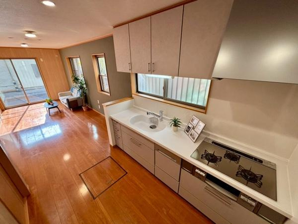 【キッチン】 | キッチンには広々とした調理スペースが確保されています。シンクやコンロの配置が使いやすく収納も豊富です。窓から光が取り込まれ明るい雰囲気が特徴です。全体的に清潔感のある印象です。