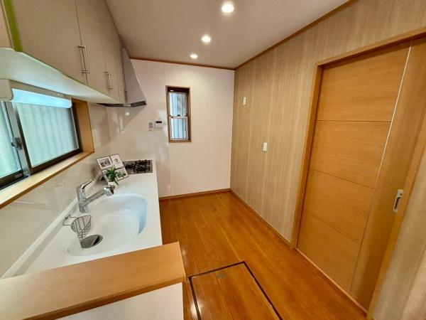 【キッチン】 | 窓からの自然光が差し込む明るいキッチンです。すっきりとしたシンクとレンジフードが使いやすさを高めています。収納も充実しており整理整頓がしやすいレイアウトになっています。