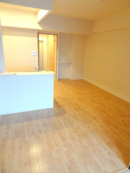 コージー千島の居間・リビング|★広い！嬉しい棚付き★