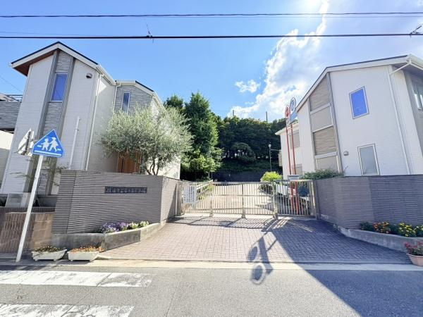 横浜市鶴見区北寺尾７丁目の新築一戸建の前面道路含む現地写真