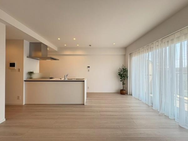 グランシティ湘南海岸マリーナジュスクエアの居間・リビング