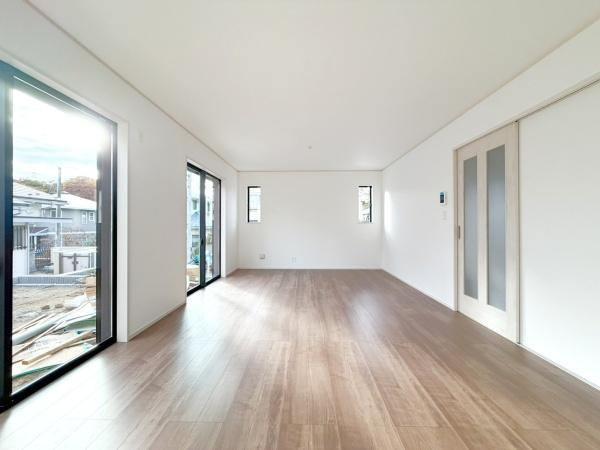 横浜市栄区長倉町の新築一戸建の居間・リビング