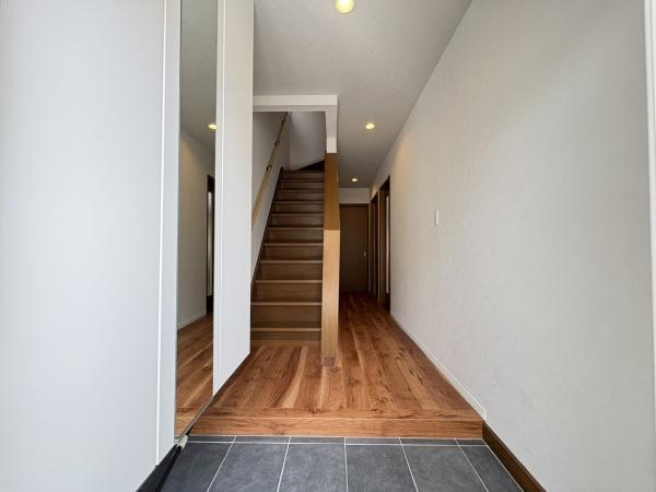 横浜市金沢区乙舳町の中古一戸建の玄関|明るく広々とした玄関は、開放感があり温かみを感じさせてくれます。大型収納も完備です！