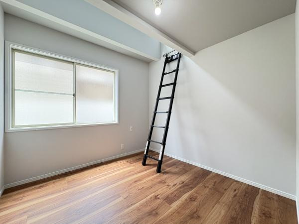 横浜市金沢区乙舳町の中古一戸建の子供部屋|学習しやすい環境が整えられる広さの居室。勉強机、ベッドを置いても、広い空間です。
