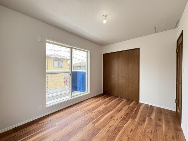 横浜市金沢区乙舳町の中古一戸建の寝室|行く時間をゆったりと感じることができる落ちついたプライベートルーム。リビングで楽しく過ごした後はゆっくりくつ過ぎろぐ時間を満喫できます。