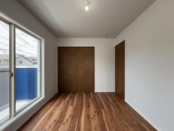 横浜市金沢区乙舳町の中古一戸建の寝室|収納力を豊富に備えたお部屋！陽当たりの良い、ご夫婦様のくつろぎの空間です！