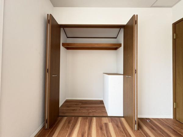 横浜市金沢区乙舳町の中古一戸建の収納|収納量豊富なウォークインクローゼット設置しました。衣類だけでなく、箱物や思い出の品、季節物もたっぷり収納できるので、居住空間をより広く有効活用することができスッキリとしたお部屋になります。