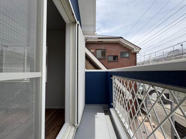 横浜市金沢区乙舳町の中古一戸建のバルコニー|気持ちのいい空が見渡せる広いバルコニー。爽やかな風を感じて、心躍る素敵な暮らしがはじまります！明るく暖かな陽射しが差し込みます。