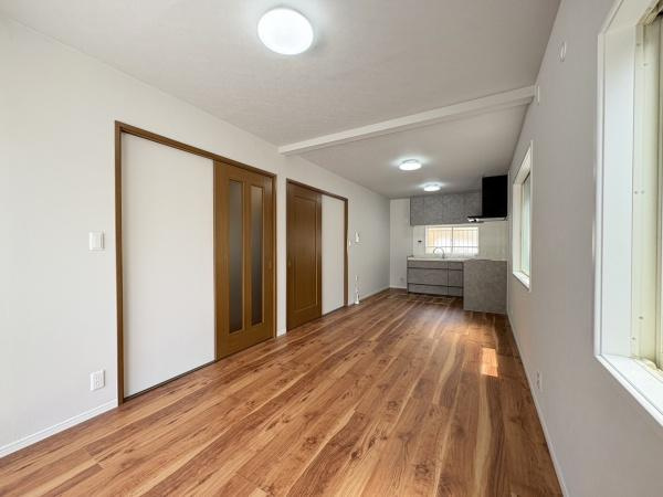 横浜市金沢区乙舳町の中古一戸建の居間・リビング|多くの光りを取りこむＬＤＫは、明るい日差しでスタイリシュなＬＤＫに…家族が集まるリビングだからより使いやすく美しく。