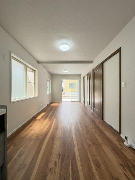 横浜市金沢区乙舳町の中古一戸建の居間・リビング|多くの光りを取りこむＬＤＫは、明るい日差しでスタイリシュなＬＤＫに！