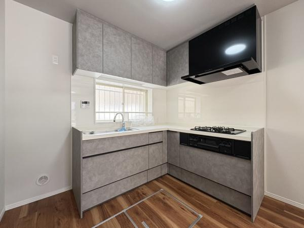 横浜市金沢区乙舳町の中古一戸建のキッチン|毎日使うキッチンだからこそ、食事の準備を楽しい時間に、忙しい時でもスムーズに無駄なく作業できる、お手入れも簡単にできるなど、毎日を楽しくするキッチンスペース。
