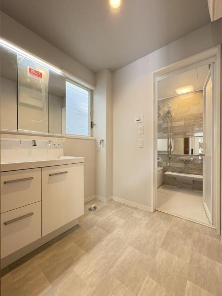 横浜市金沢区乙舳町の中古一戸建の独立洗面台|優しいお色の洗面所は忙しい朝もお二人で使用できる広さです。三面鏡で使いやすそうですね。使いやすそうですね。