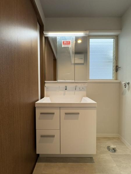 横浜市金沢区乙舳町の中古一戸建の独立洗面台|ハンドシャワー付き機能的な三面鏡洗面化粧台！ストレスフリーの広さがある洗面所も魅力的！