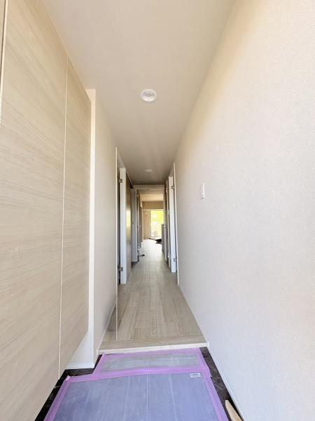 ファミールあざみ野スカーレットヒルズの玄関|玄関を開けると落ち着いた明るいカラーで統一のフローリング・左の収納は天井高まであり収納力あり