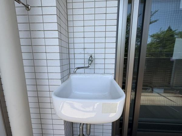 ファミールあざみ野スカーレットヒルズのその他共用部分|バルコニー水栓・お子さんのミニプールが置ける広さのバルコニーです（水遊びは管理規約をご確認ください）