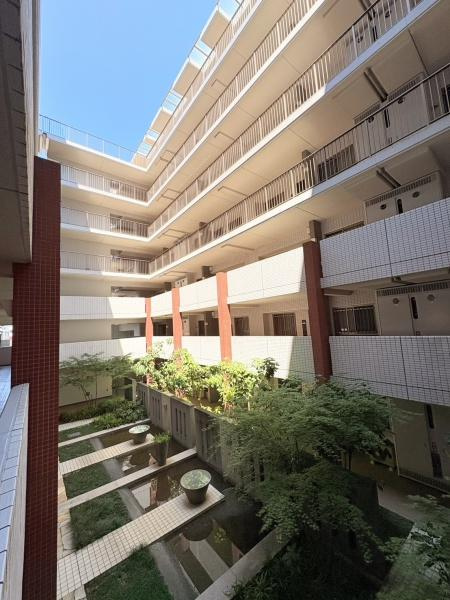 ファミールあざみ野スカーレットヒルズのその他共用部分|共用廊下部分・管理された清潔感ある廊下です