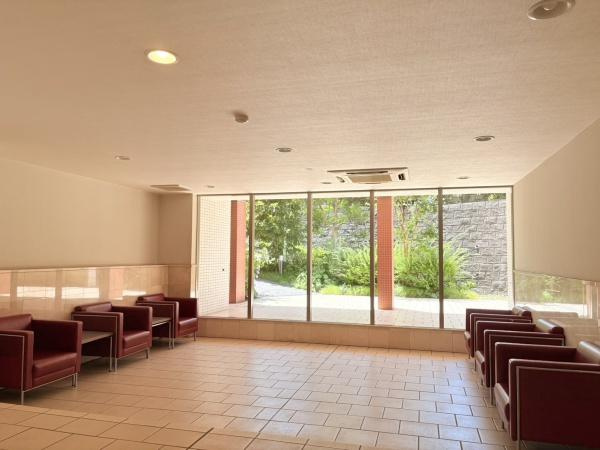 ファミールあざみ野スカーレットヒルズのエントランス|高級感あふれるホテルの様なロビー！天井が高く高貴な気分になります！赤色のソファーが素敵です