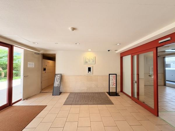 ファミールあざみ野スカーレットヒルズのエントランス|車いす、ベビーカーも楽に往来できます。