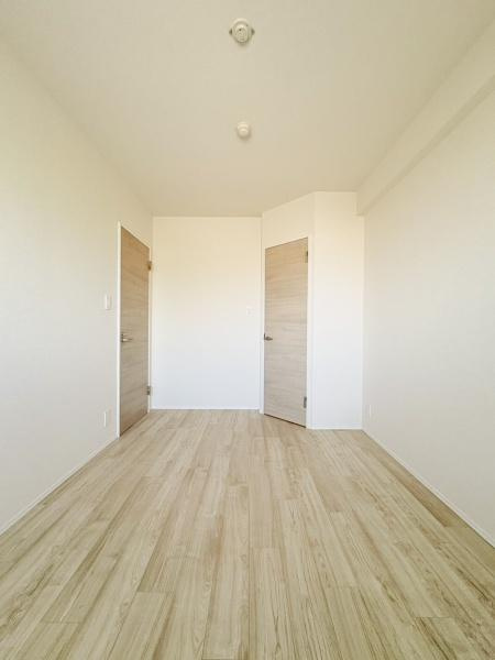 ファミールあざみ野スカーレットヒルズの洋室|リフォーム済・6.3帖洋室・大きなクローゼット付き