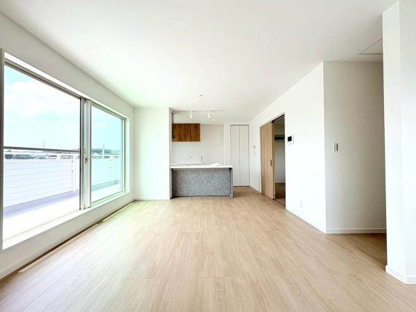 横浜市旭区川井本町の新築一戸建の居間・リビング