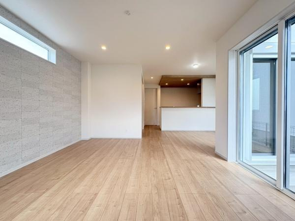 横浜市保土ケ谷区新井町の新築一戸建の居間・リビング|広々したリビングはとても明るくインテリアが考えやすい間取りになっています！アクセントクロスが上品さを際立ててくれてます！