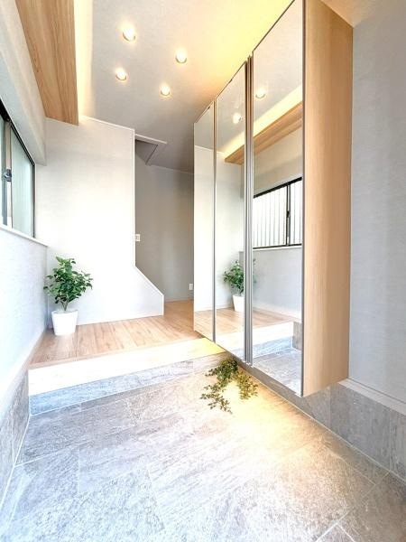 横浜市都筑区東山田町の中古一戸建の玄関