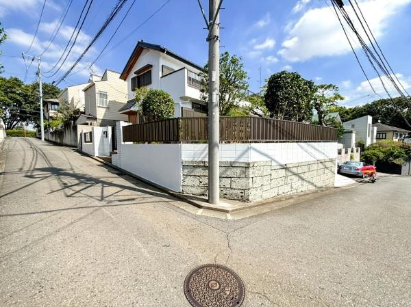 横浜市都筑区東山田町の中古一戸建の前面道路含む現地写真