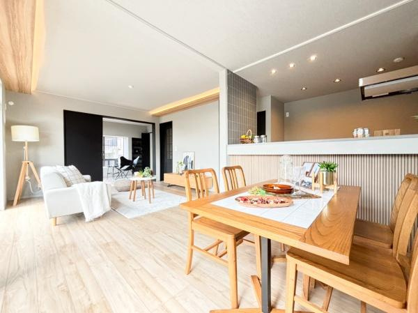 横浜市都筑区東山田町の中古一戸建の居間・リビング