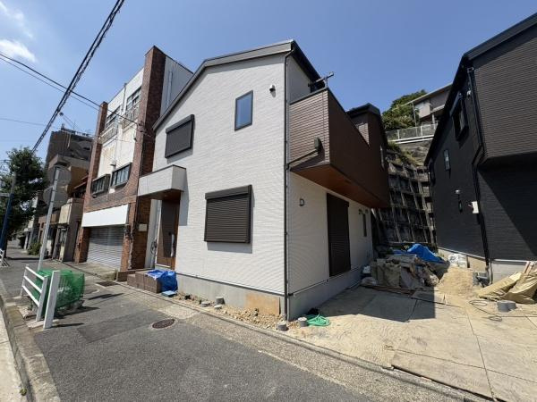 横須賀市上町３丁目の新築一戸建の前面道路含む現地写真