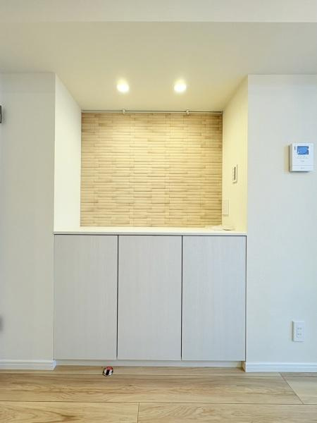 セザール綱島の居間・リビング|お洒落なニッチ棚・アクセントクロスとダウンライトで空間を演出しています。下段は収納になっており備蓄品も沢山入れておけますよ。