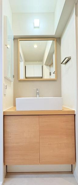 セザール綱島の独立洗面台|お洒落な１面鏡・左には造作収納がついていて歯ブラシなどの小物も収納OK