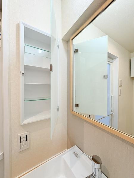 セザール綱島の独立洗面台|手の込んだ造作収納オシャレですね。