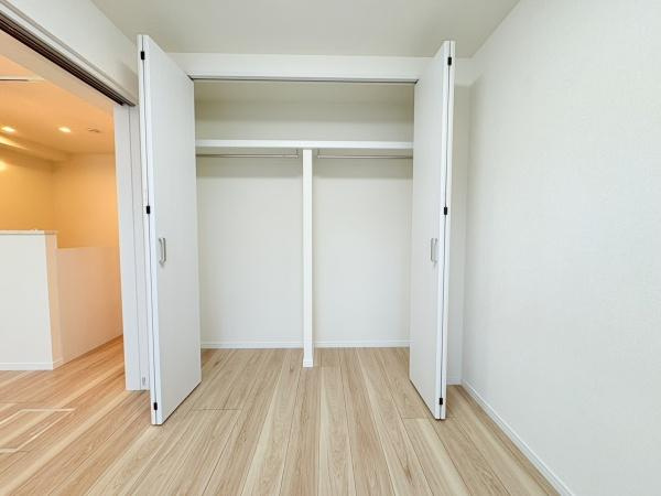 セザール綱島の洋室|３．６帖洋室・収納充実ロングコートも掛けられます。