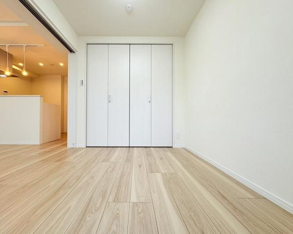 セザール綱島の洋室|３．６帖洋室・扉を開けると開放的です