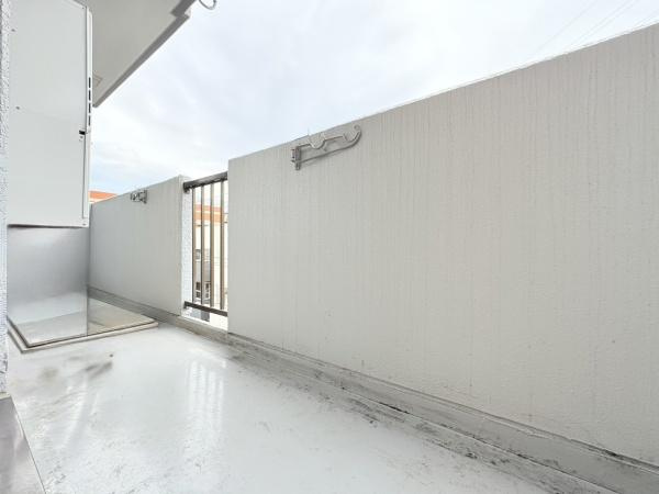 セザール綱島のバルコニー|２部屋つづく広いベランダです。４階なのでお洗濯物がよく乾きそうです。