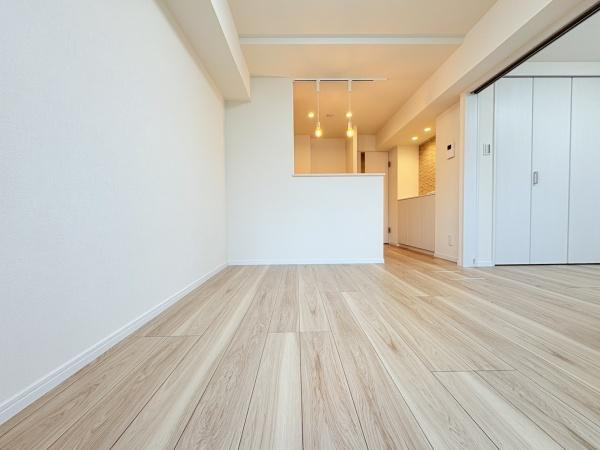 セザール綱島の内観：施工例|８．５帖リビング・洋室とつなげて１２帖に広々とお使いいただけます。