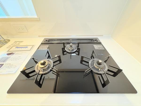 セザール綱島のキッチン|ガラストップコンロ・お掃除しやすいガラストップで毎日のお料理も楽しく