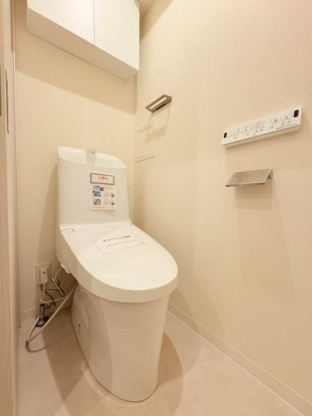 セザール綱島のトイレ|多機能トイレ・収納棚もついていて紙製品もタオルも収納。